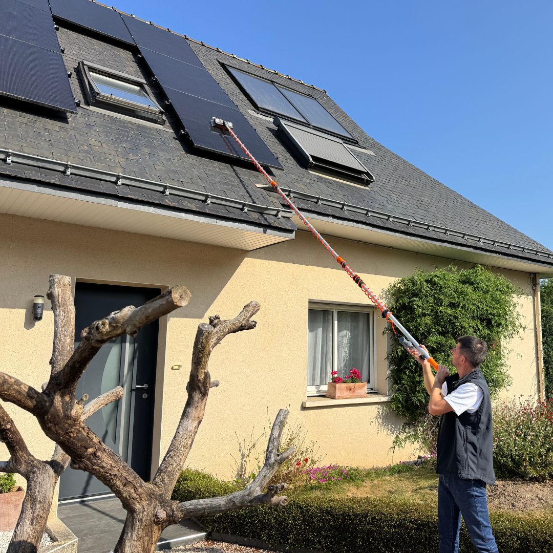 Le nettoyage des fenêtres et panneaux solaires